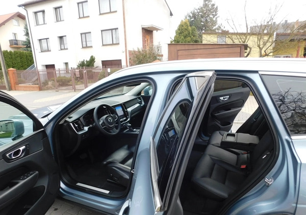 Volvo XC 60 cena 106666 przebieg: 179000, rok produkcji 2019 z Pruszków małe 742